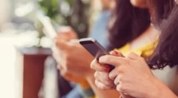 التلامس اليومي بالهاتف يثير حب الشباب على الوجه